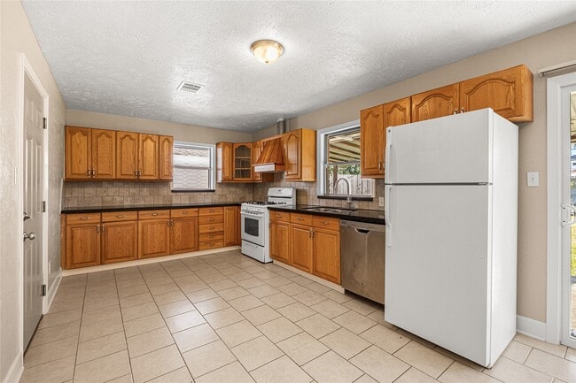 Building Photo - 2018 Woodvine Dr