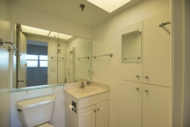 Building Photo - Annual Unfurnished Venice Island Condo – Costa Brava