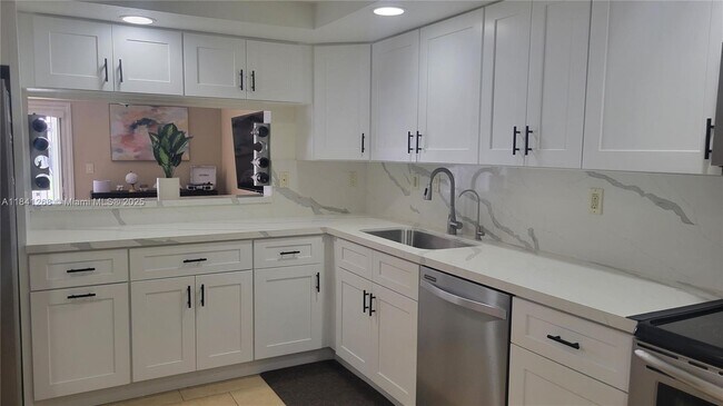 Building Photo - 9894 Fairway Cove Ln