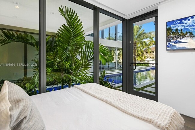 Building Photo - 440 Mola Ave