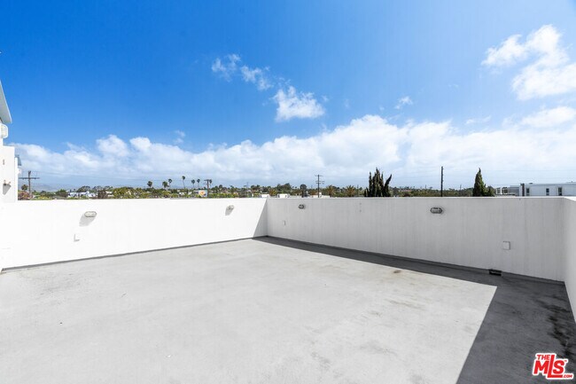 Building Photo - 660 Rose Ave