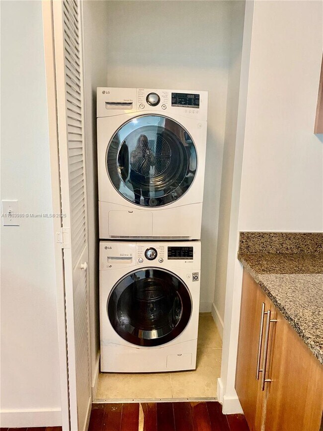 Building Photo - 300 S Biscayne Blvd