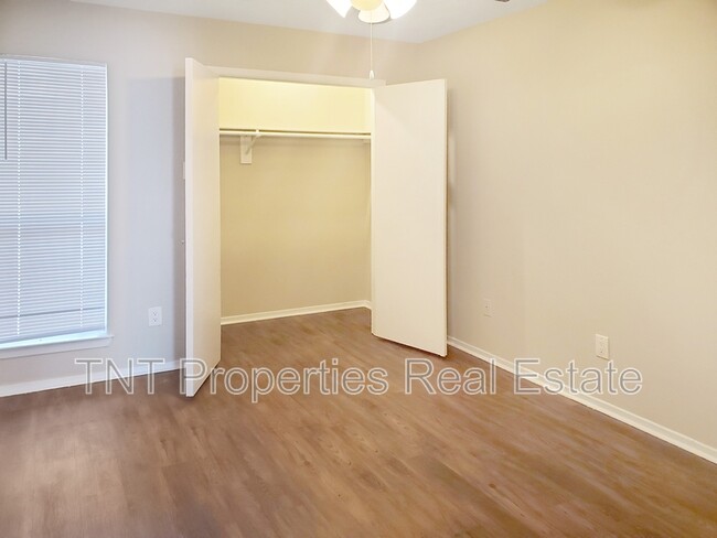 Building Photo - 304 Manuel Dr