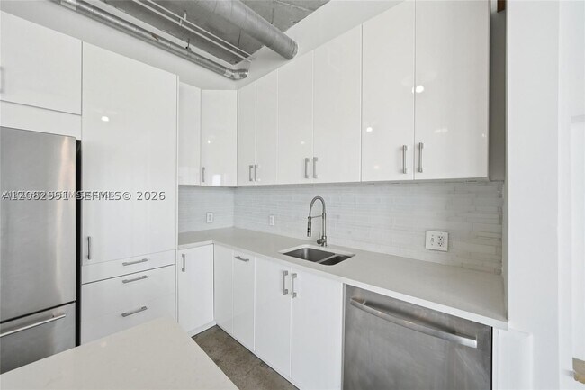 Building Photo - 10 SW South River Dr