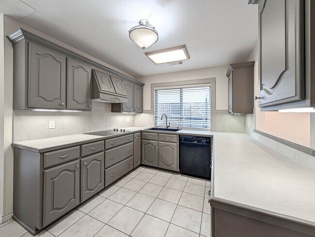 Building Photo - 10631 Del Monte Dr