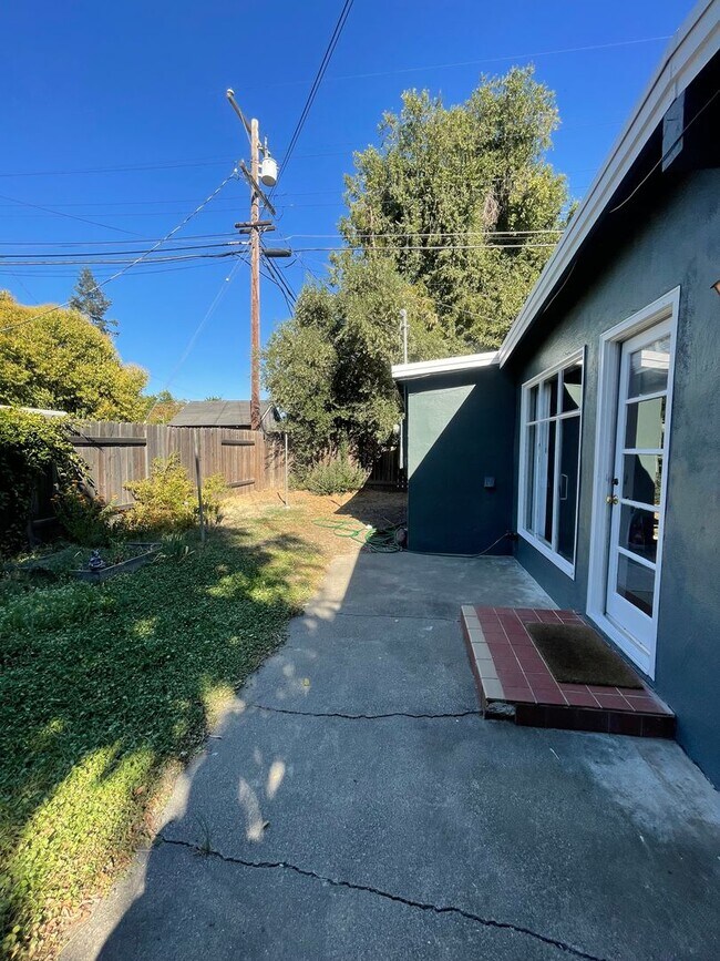 Building Photo - Charming Pet Friendly 3-Bedroom in Quiet C...