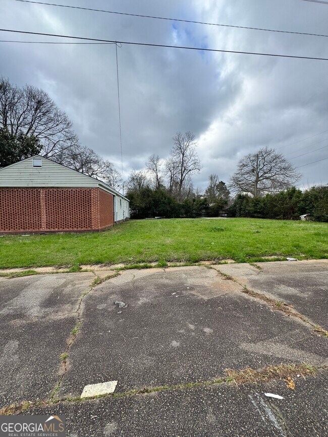 Building Photo - 201 Meadowdale Dr