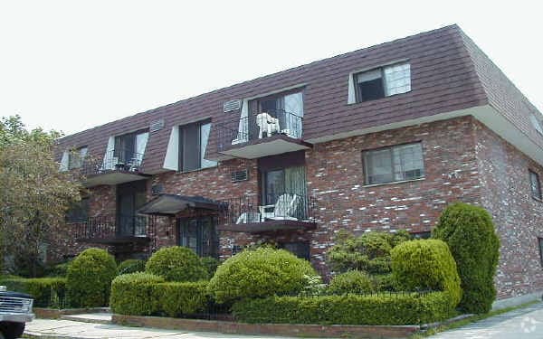 Building Photo - Balcomb Condominium