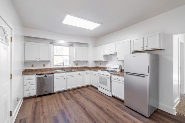 Building Photo - Spacious 4 Bedroom 2 Full Baths Available Kenosha