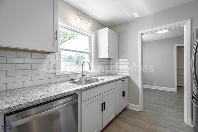 Building Photo - Beautiful and Newly Renovated 3 bedroom / ...