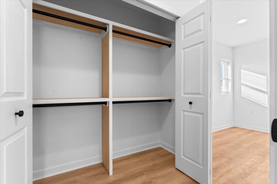 Building Photo - 1440 Lakepointe St