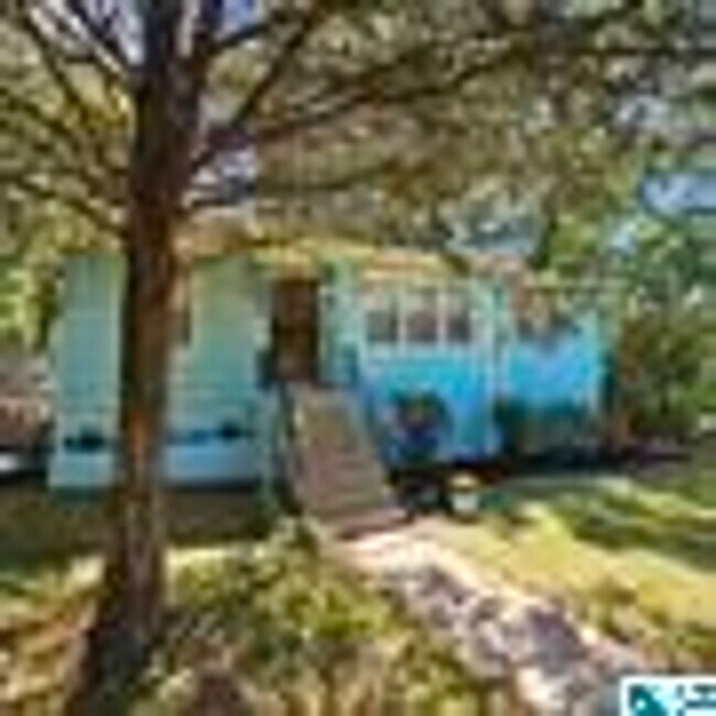 Building Photo - Charming 4 Bedroom, 1 Bathroom house