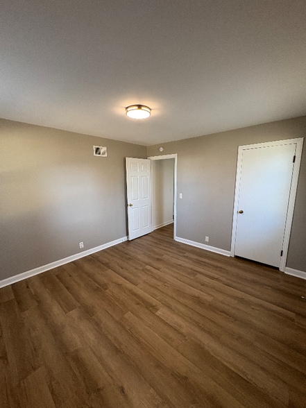 Building Photo - 3887 Crescent Dr