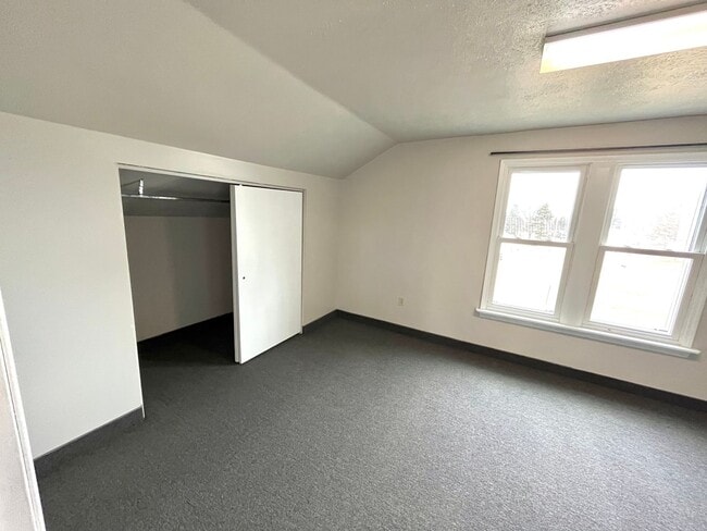 Building Photo - FIVE BEDROOM HOUSE !!. Just a four-minute ...