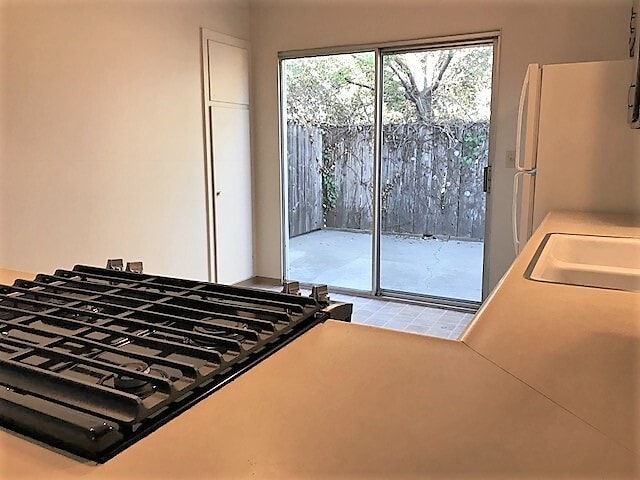 Building Photo - 2 Bedroom Townhouse with Fenced Yard by Harloe Elementary School