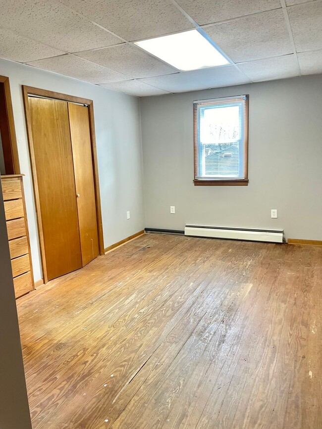 Building Photo - HUGE 3 Bed/2 Bath Home with your own private workshop + oversized garage