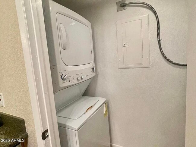 Building Photo - 861 E Lola Dr