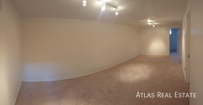 Building Photo - 8898 Circle Dr