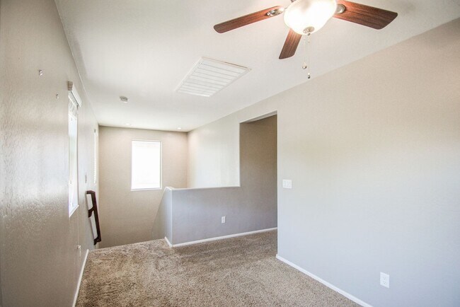 Building Photo - Stunning 3 bed plus Loft in Copper Ranch!
