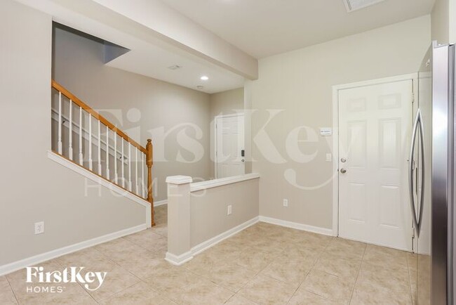 Building Photo - 6947 Roundleaf Dr