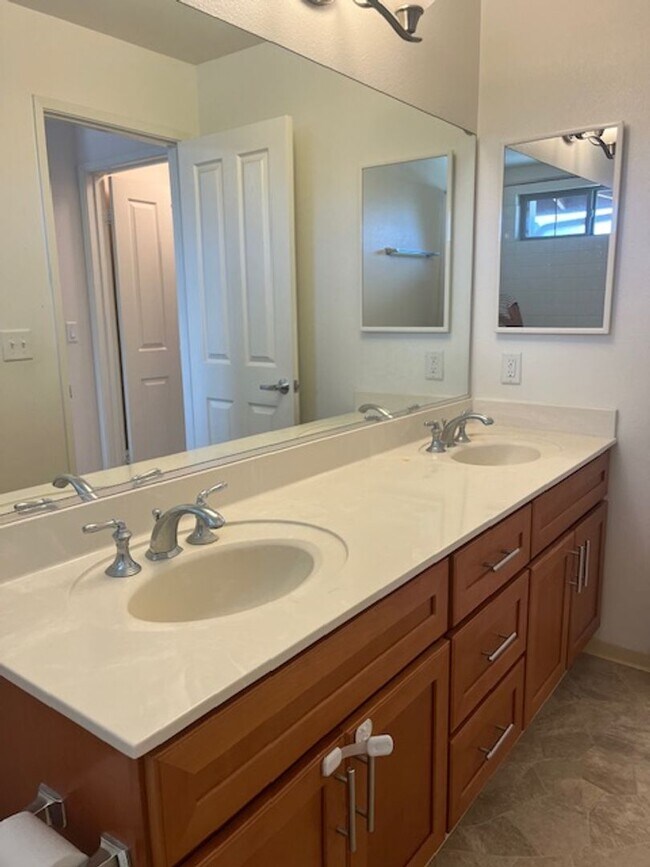 Building Photo - Nohona III at Kapolei 3 bedroom/2 bath with 1 car garage.