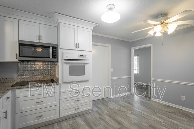 Building Photo - 8140 Holly Crest Dr