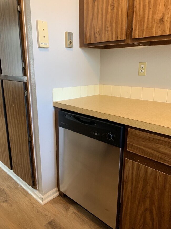 Building Photo - 1925 Ross Ct