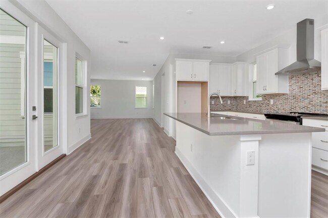 Building Photo - 402 E Oak Ave