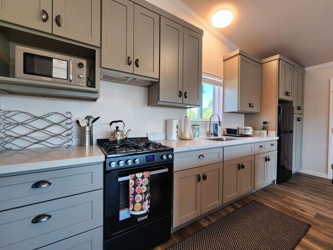 Building Photo - Utilities Included! 1 Bedroom Upstairs Apa...