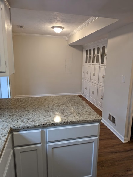 Building Photo - 485 Woodview Dr