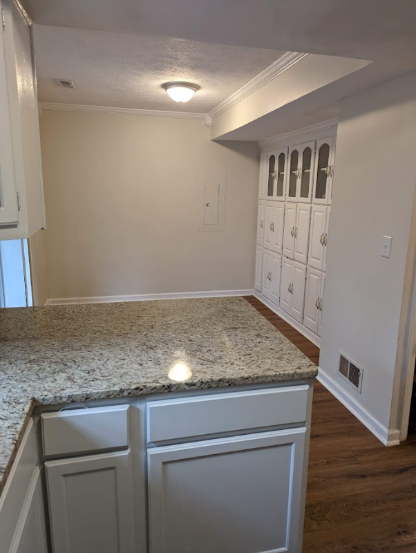 Building Photo - 485 Woodview Dr