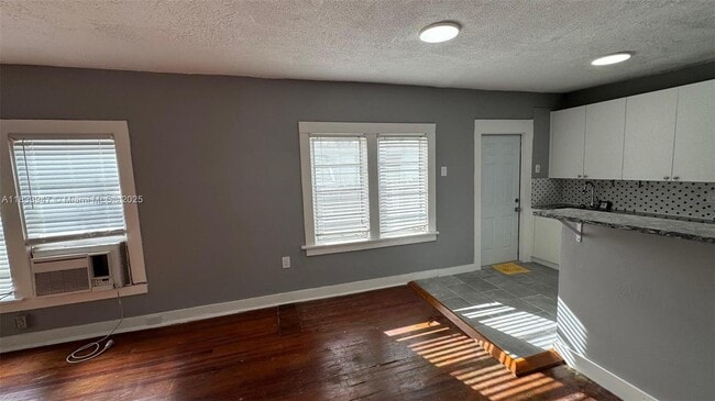 Building Photo - 1849 Dewey St