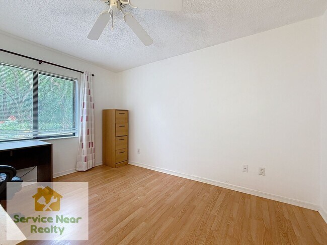 Building Photo - 3402 Country Woods Ct