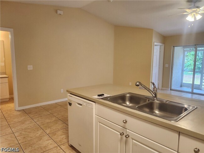 Building Photo - 415 NE 25th Ave