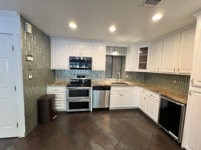 Building Photo - Remodeled 2 Bed, 2 Bath Unit in Downtown S...