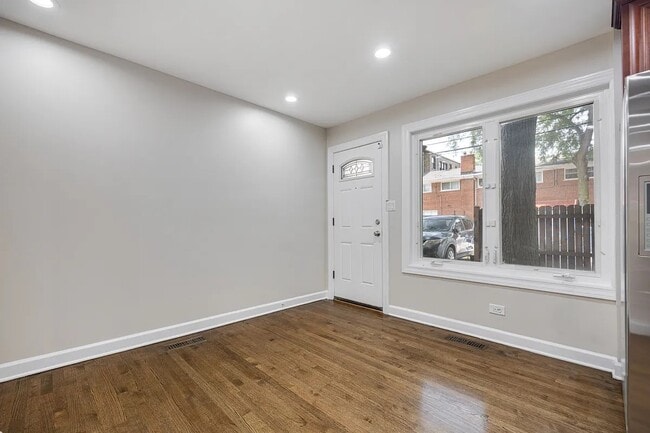 Building Photo - 1715 W Thome Ave