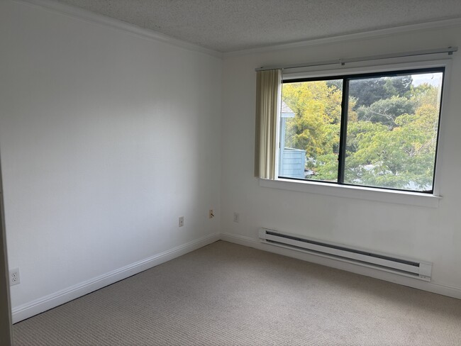 Building Photo - 221 College View Dr