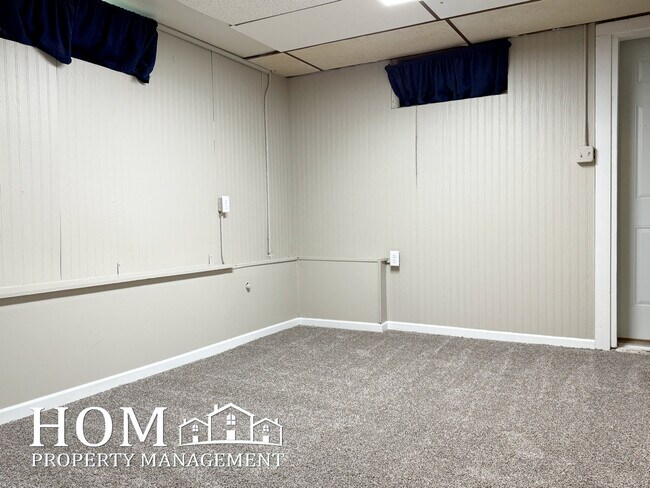 Building Photo - 802 Carney Ave