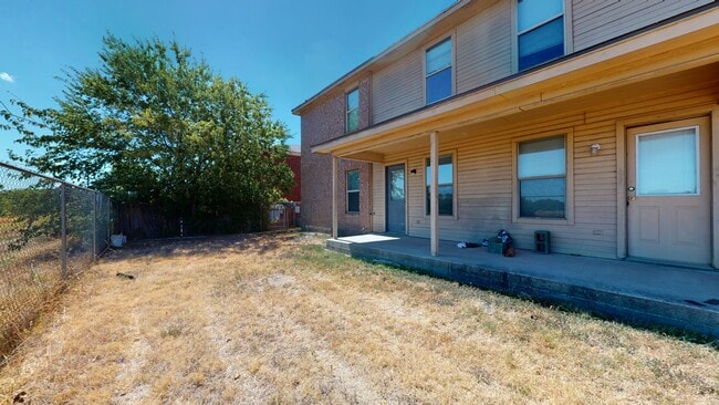 Building Photo - Look at all the space only $995!!!