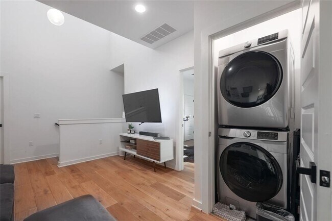 Building Photo - 6409 Berkman Dr