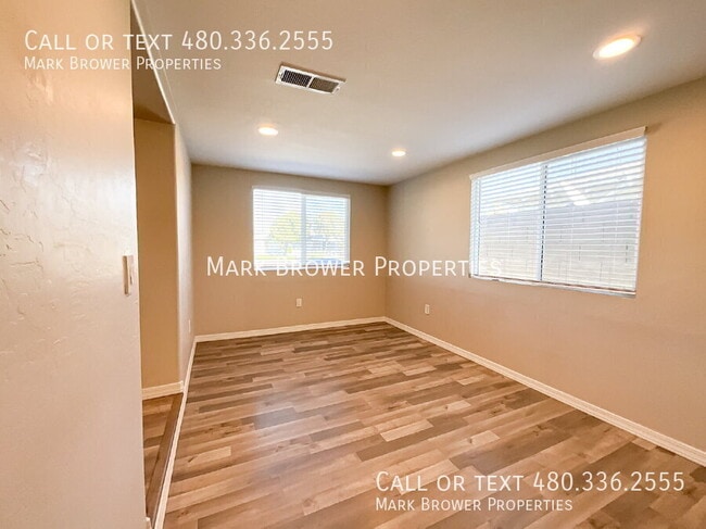 Building Photo - 2241 W Clarendon Ave