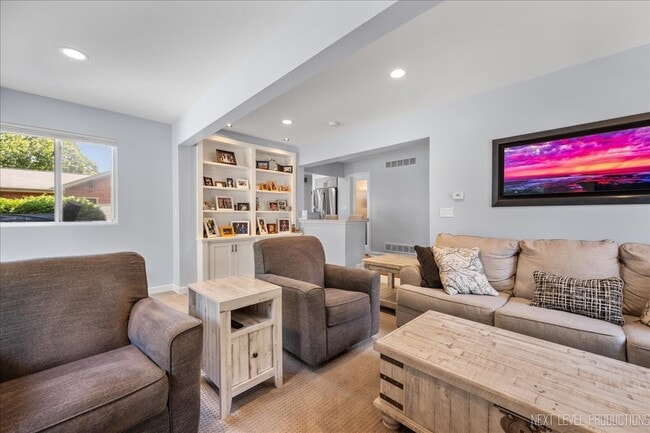 Building Photo - 747 Cheever Ave