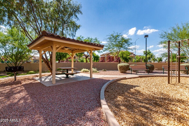 Building Photo - 2821 S Skyline Dr