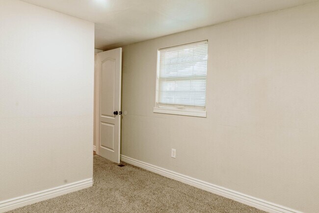 Building Photo - 620 W Willamette Ave