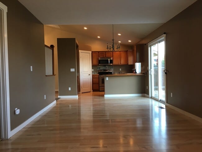 Building Photo - Perfect 4 bed 2.5 ba home in the desirable...