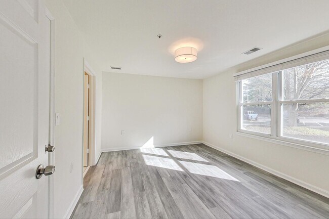 Building Photo - Beautiful - Ground Floor 3/2 condo in Rockville