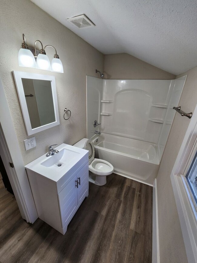 Building Photo - Spacious 2-Bedroom, 1-Bathroom Home AVAILABLE NOW!!