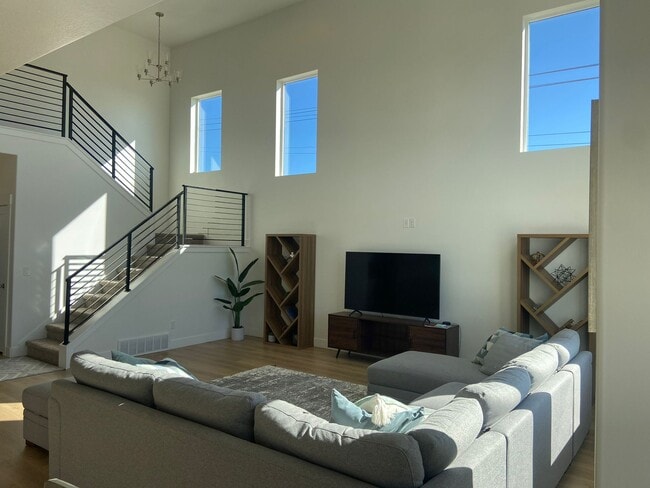 Building Photo - 1307 W Quailhill Rd