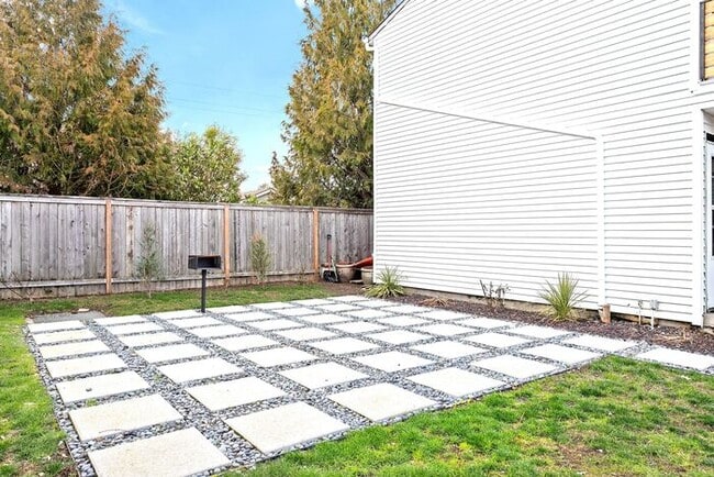 Building Photo - Remodeled 2 bedroom across from Providence...