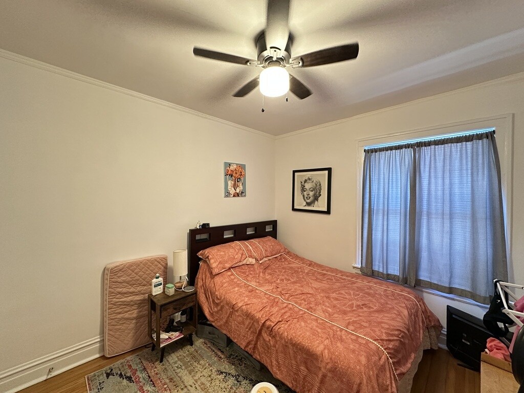 Building Photo - 1911 W Larchmont Ave